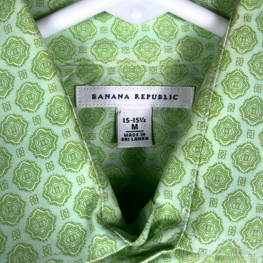 Banana Republic Button Down Men Medium 15-15.5 Green Geometric Medallion Cotton